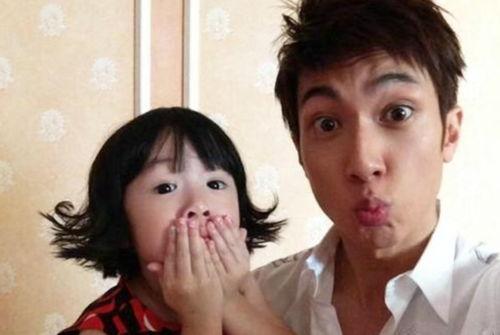 吴尊和女儿吃瓜视频,温馨吃瓜时刻曝光