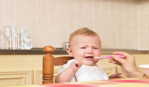 六个月宝宝吃瓜视频,萌态十足！