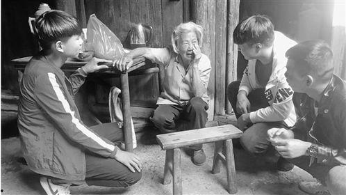 老人砍瓜吃视频,老人刀下技艺精湛，一刀砍瓜吃出生活滋味